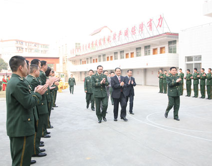 湘桂集团新春慰问武警南宁市支队