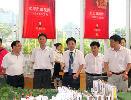 崇左市政协副主席、市工商联主席玉如锋（右四）一行听取房地产公司汇报