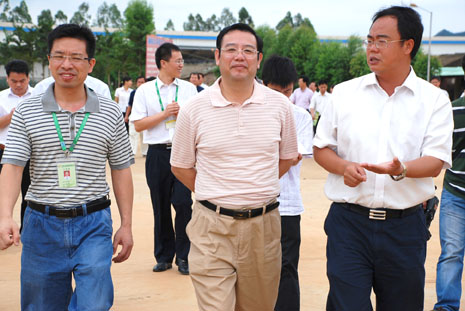 自治区党委政策研究室主任唐咸仅（中）听取汇报