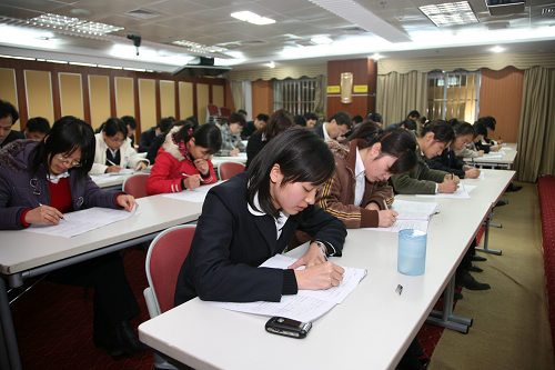 集团总部员工在进行相关规章制度方面的考试