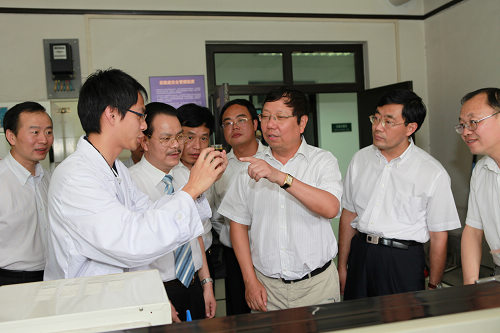 在清华大学生物柴油研究室，赵乐秦（右三）一行听取关于微藻生物柴油研发的情况