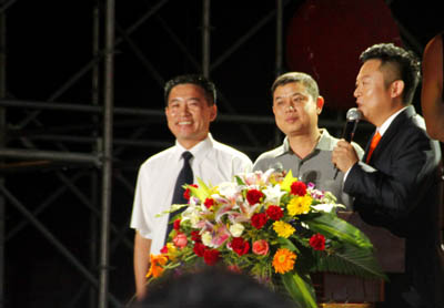 房地产公司李宝忠副总经理（左一）接受广西电视台著名主持人孙勇（左三）采访